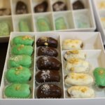 تمر محشو لوز وبندق مغطي شيكولاته